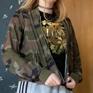 Supertunn jacka - Supertunn nästan genomskinlig kamouflage jacka. Perfekt för sommaren! Vill du köpa mer än en sak kan vi lösa pris osv! Jag är 164 och har oftast S eller XS