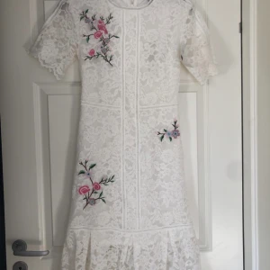 Studentklänning/ vit klänning - En söt klänning jag köpte till studenten men använde aldrig 