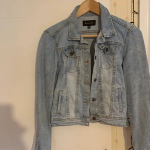 Jeans jacka  - Massimo dutti jeans jacka  Har små gula fläckar ( bild 3) 