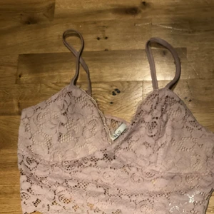 Nelly - Denna tröjan är rosa från nelly det är strolek M på tröjan och är för stor på mig har havt på mig den en gång har inte gått ut med den 