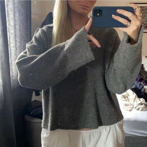 Grå stickad - Superskön grå stickad tröja från pieces men köpt på vila. Superfint skick