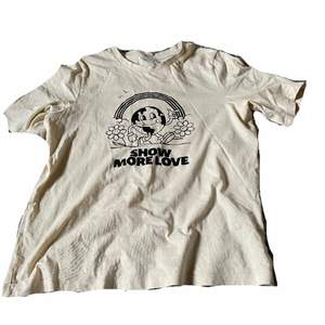 en gullig t-shirt från Hm, köpt för cirka 65 kr, inte använd så mycket pågrund av att det inte är min stil, säljer för 30kr! Köparen står för frakten!❤️