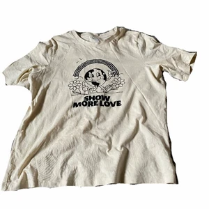 T-shirt - en gullig t-shirt från Hm, köpt för cirka 65 kr, inte använd så mycket pågrund av att det inte är min stil, säljer för 30kr! Köparen står för frakten!❤️