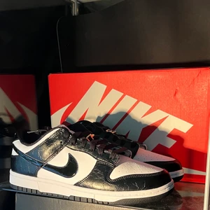Dunk low ”world champ” - Nike Dunk low world champ 🔥Box och kvitto finns🔥 en klassisk färg som liknar panda 🐼 dunks men med fantastisk läder kvalitet ✅ Skorna är aldrig använda och aldrig ens påprövade (DS) ✅ Kan mötas upp i Stockholm eller frakta dem 👍 ❗️Pris kan diskuteras ❗️