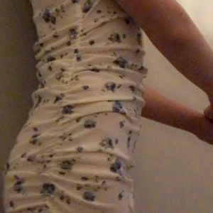 Ribbad klänning - Ribbad klänning, superfin klänning, formar afsfint! Frakt tillkommer!