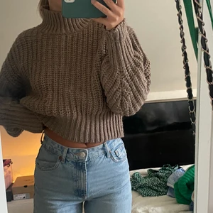 stickad tröja - Säljer denna brun/gråa stickade tröja ifrån hm då den tyvärr inte kommer till användning. Det är en xs men skulle säga att det är mer som en s💓