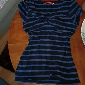 Söt tröja  - Gullig topp som är lite för stor på mig som brukar ha s. Egentligen tror jag att den passar s också, det handlar mer om hur msn vill att den ska sitta. Skriv gärna om du har frågor <3