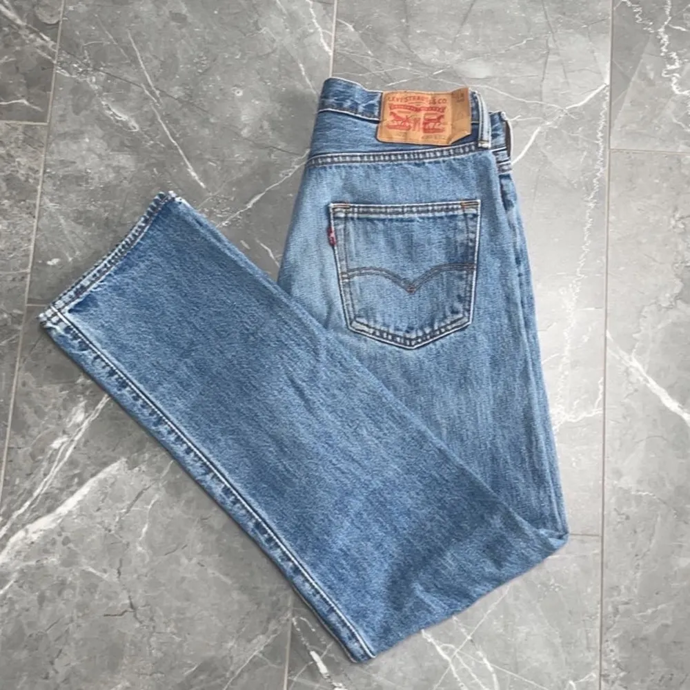 Säljer mina Levis jeans 501, då de har blivit förstora i midjan då jag gått ner i storlek. W30 L32, köpare står för frakt på 66kr ✨ pris kan diskuteras.. Jeans & Byxor.