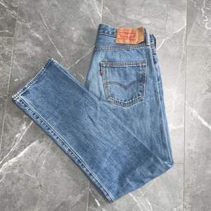 Säljer mina Levis jeans 501, då de har blivit förstora i midjan då jag gått ner i storlek. W30 L32, köpare står för frakt på 66kr ✨ pris kan diskuteras.