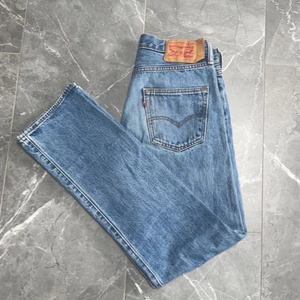 Levi’s 501 - Säljer mina Levis jeans 501, då de har blivit förstora i midjan då jag gått ner i storlek. W30 L32, köpare står för frakt på 66kr ✨ pris kan diskuteras.