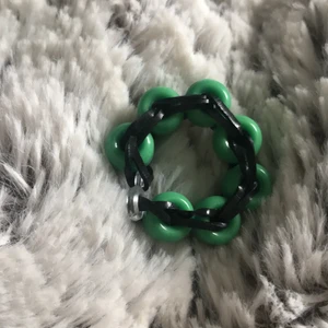 Ringar grön,rosa/röd, neon grön - Ringar!  Den rosa aktiva ringen är ganska liten, föredrar att du sätter den på Lillfingret eller om du redan har ganska smala fingrar. Dom andra passar utmärkt på alla fingrar