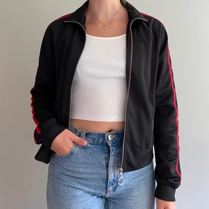 zip up sweatshirt - sweet sktbs - Svart zip up sweatshirt med två röda sträck längs ärmarna. Frakten står du för själv💕