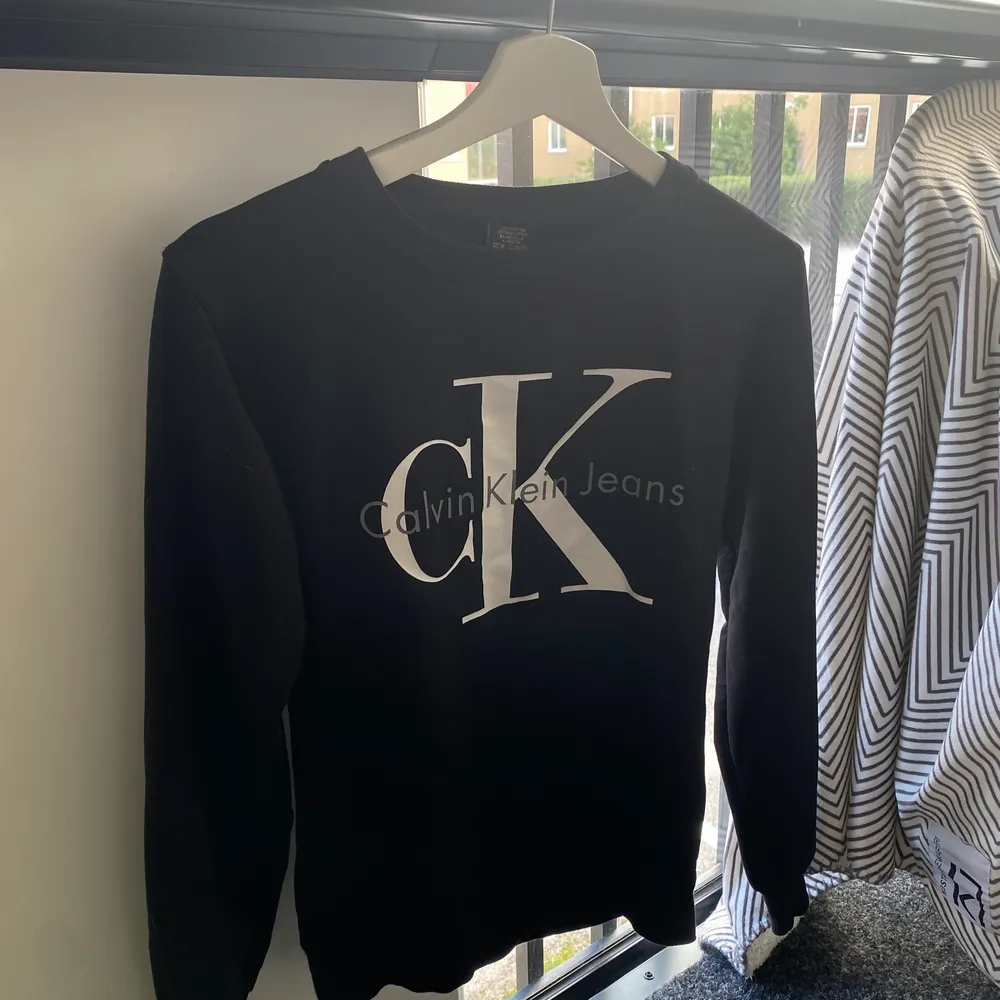 Calvin Klein tröja till salu. Cirka 1/2 år gammal men säljer då det inte är min stil längre. Köpte för 1000 kr och säljer för 350 kr. Vid fleras intresse så startas en budgivning. Tröjor & Koftor.