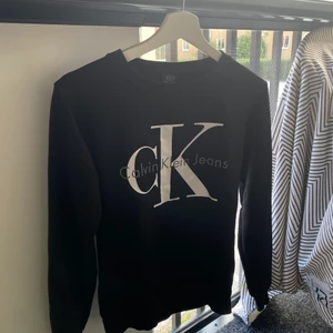 Calvin Klein - Calvin Klein tröja till salu. Cirka 1/2 år gammal men säljer då det inte är min stil längre. Köpte för 1000 kr och säljer för 350 kr. Vid fleras intresse så startas en budgivning