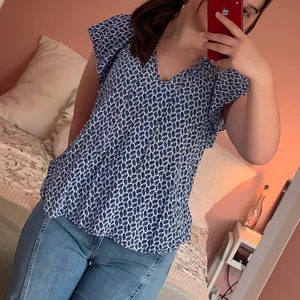 Blå sommar blus - En mönstrad blus från H&M med blåa blad ✨ Frakt ingår inte men kan diskuteras💗