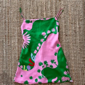 Zara klänning - Klänning från zara med fint mönster. Lite kort på mig, då den är lite liten. Jag är 172 och har vanligtvis M i kläder