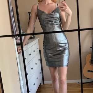 Silver Mini Dress size XS - Modell: Storlek XS, 175cm. Partydress i silverglittrig färg och snygg passform, använd enstaka gång men är som ny! Funkar för både XS och S.