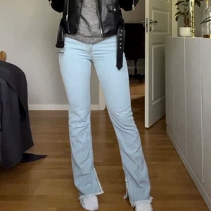 Jeans med slits - Assnygga ljusblå jeans med slits från NAKD, storlek 36💓 Passar tyvärr inte mig. Helt oanvända!