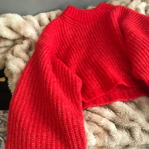 Stickad tröja - Stl:s men är oversized i stl. Från gina. Helt oanvänd då jag ej fått användning för den, köpt för 349kr 