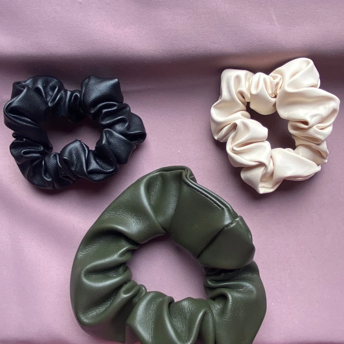 Scrunshies i fejk läder 