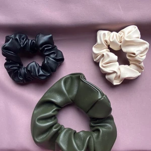 Scrunshies i fejk läder  - Säljer dessa 3 scrunshies i fejk läder från hm 1 st för 20 köp alla för 34 