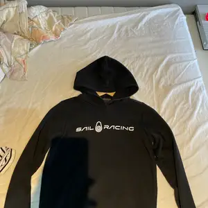 Sailracing hoodie svart skick 9/10 köpt på kidsbrandstore för 700kr mitt pris 300kr 