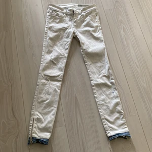 Jeans  - Dissel byxor. Storlek barn 13-12 när jag köpte dom stod de att dom var menade för små vuxna original pris 900kr säljer dom pga av att dom inte passar längre använda ca 4 gånger.