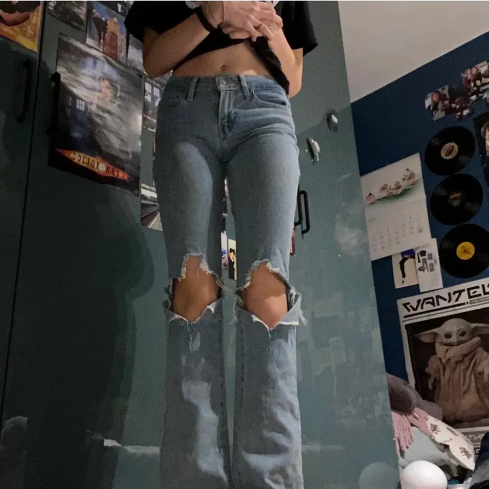 snygga midwaist bootcut jeans från levi’s, bra skick. skriv för fler bilder<3. Jeans & Byxor.