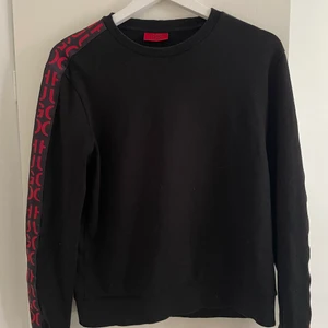 Hugo boss - Fin Hugo boss tröja, inte mycket använd och i mycket bra skick. Storlek S (Herr)