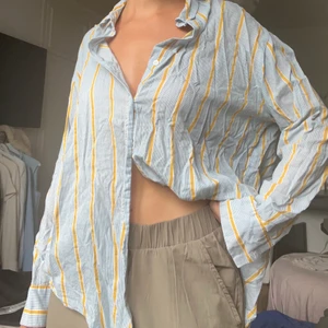 Skjorta - Kontakta för köp! Tunn skjorta perfekt till sommaren, från Bikbok. Köpt för ett par år sedan och har använts några gånger, dock är den i fint skick. Storlek S