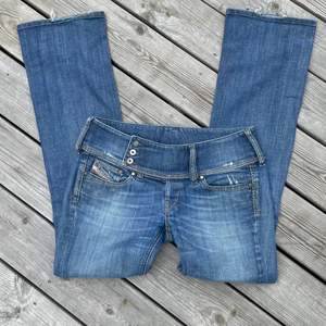 Sjukt snygga lågmidjade jeans i en flare modell från Diesel! Köpta på Zalando Zircle men helt i nyskick förutom två knappar som sitter lite löst, superlätt att sy fast! Små i storleken så passar xs kanske s, innerbenslängd:75midja:80 ❗️❗️budet 500 gäller ej