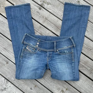 Diesel jeans  - Sjukt snygga lågmidjade jeans i en flare modell från Diesel! Köpta på Zalando Zircle men helt i nyskick förutom två knappar som sitter lite löst, superlätt att sy fast! Små i storleken så passar xs kanske s, innerbenslängd:75midja:80 ❗️❗️budet 500 gäller ej