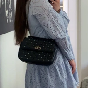 Valentino liknade väska - Hej, säljer nu min favorit väska, ser ut som valentino men det är de inte, vet inte vad det är för märke exakt men kan ta reda på de väskan är som ny och svin snygg, är inte säker på om jag vill sälja den men får jag ett bra pris så säljer jag den 