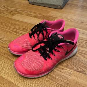 Säljer dessa rosa skor från Nike i bra skick som använts med försiktighet! Skriv gärna om du har frågor / är intresserad 💕 Köparen står för frakt! 