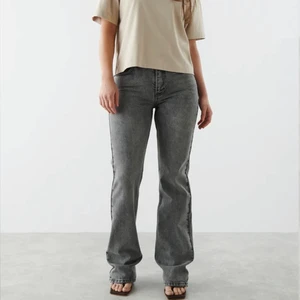 Full lenght petit flare jeans i storlek 38 - Aldrig använd frf i sin förpackning Original pris 399kr  