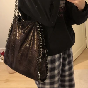 Stella McCartney  - Super fin Stella LIKNANDE väska som tyävrr inte kommer till använing 💙 skriv privat för fler bilder🦑. HÖGSTA BUD: 670kr
