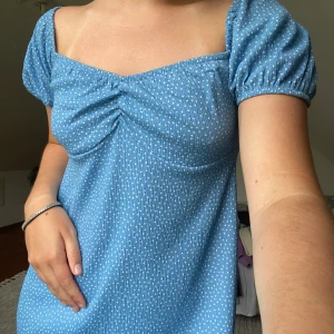 prickig klänning - söt klänning från stradivarius. ganska liten i storlek (jag är vanligtvis S/M)☺️