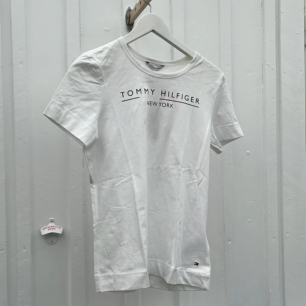 Tommy Hilfiger tröja i XS. Prislappen kvar så den är i nytt skick.  Köparen står för frakten, 39kr. T-shirts.