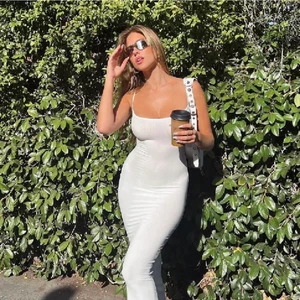 Skims klänning  - Vit klänning från skims. Sitter väldigt smickrande och fint på kroppen! Säljer för att jag har två❤️