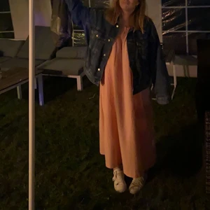 Lång klänning - En jättesomrig långklänning i en superhärlig färg, passar perfekt med en jeansjacka över💓 endast använd en gång 