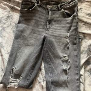 Högmidjade stretchiga jeans från BikBok, knappt använda, storlek L, nypris ca 500kr