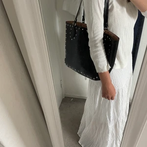 Nitväska - Säljer denna snygga lite större väskan med nitdetaljer. Jätte praktisk att ha mycket saker i.