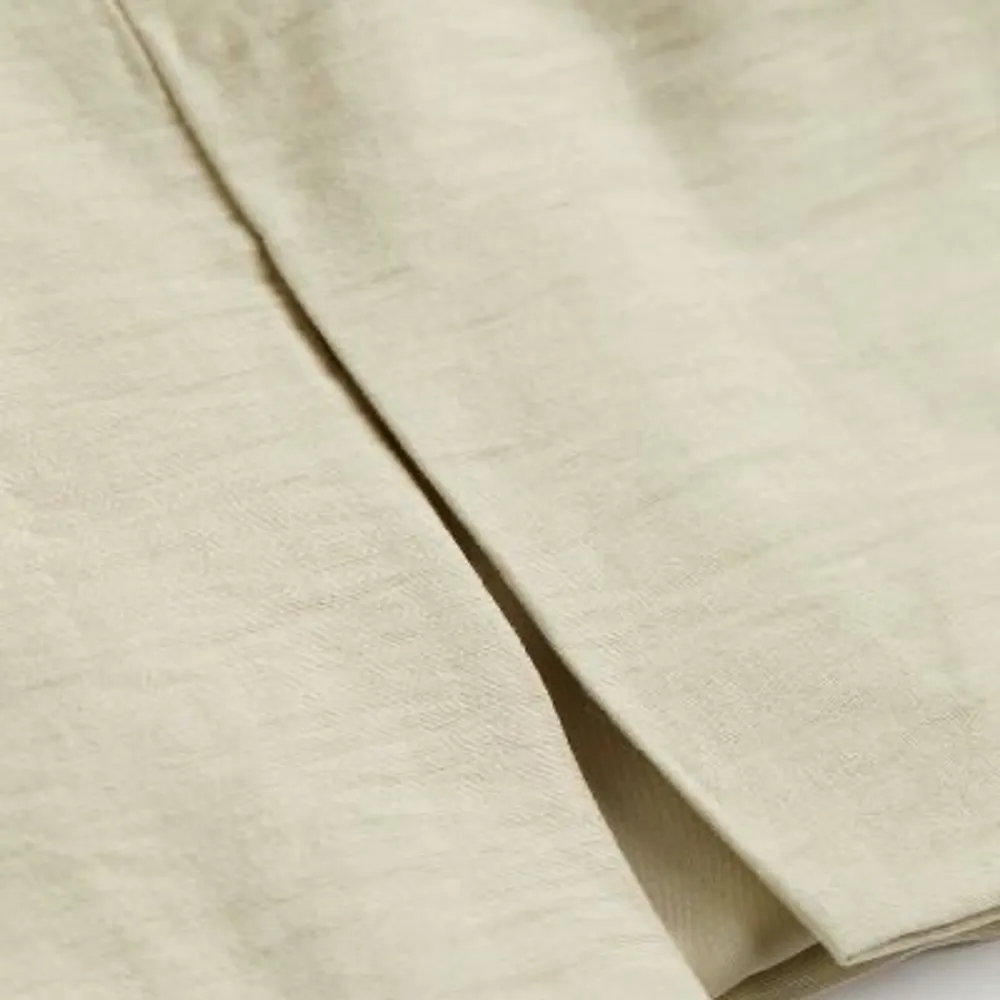 Helt oanvänd kjol med slits från hm i storlek 36!💕💕 köpt för 200, säljer för 100. Kjolar.