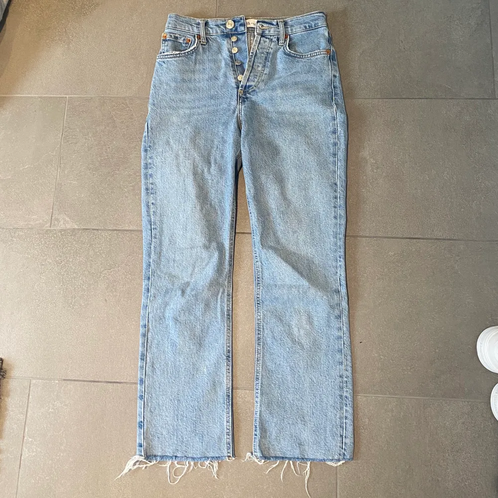 Fina jeans med åra passform från Zara, lite kortare utsvängda. . Jeans & Byxor.