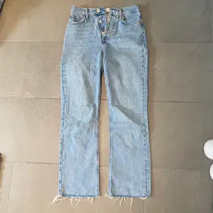 Fina jeans med åra passform från Zara, lite kortare utsvängda. 