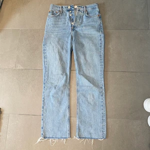 Jeans - Fina jeans med åra passform från Zara, lite kortare utsvängda. 