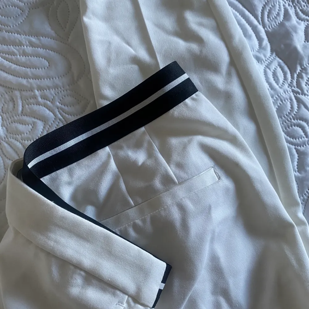 Säljer dessa vita kostymbyxor från Zara i storlek S då de aldrig kommer till användning. En svart resorkant baktill. Endast testade.🥰. Farkut & Housut.