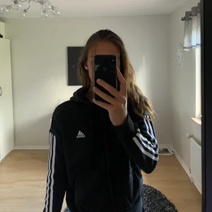 Adidas hoodie  - Säljer denna Adidas hoodie från stadium. Använd fåtal gånger, är i fint skick!  Vid intresse tveka inte att kontakta!🤩