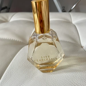 PARFYM LIVE FEARLESSLY MARY KAY EDP  - Utstråla självförtroende med noter från energigivande ingefära, kraftfulla rosor och varm, rostad tonkaböna.  - Toppnoter: Italiensk bergamott, ingefära (Orpur) och frodiga blomblad.  - Mellannoter: kraftfull ros, liljekonvalj och orkidé.  - Basnot: ceder