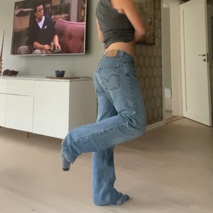 Levis Jeans  - Ljus blå Levis jeans som är köpta second hand!!❤️❤️❤️på mig sitter dom lite lågmidjat. Långa i benen på mig som är 163 skulle behöva sy upp dom. På lappen står det W 34 L 36